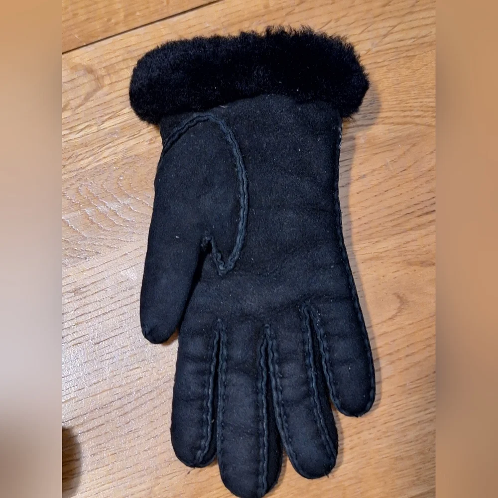 UGG | Black, Stiched Suede Gloves